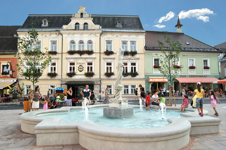 © Touristikbüro Feldkirchen - Video-Film-Ritz Stadtbrunnen am Hauptplatz Feldkirchen
