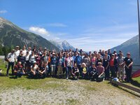 © Umweltbundesamt GmbH/ Peter Ehgartner Gruppenfoto mit den Teilnehmer:innen der KLAR! Hauptveranstaltung 2025 mit Bergkulisse